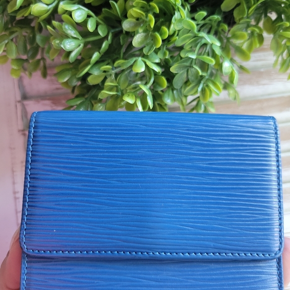 LOUIS VUITTON Blue epi snap bi fold wallet - Picture 2 of 9